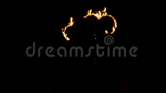 新娘和新郎在燃烧的心的背景下接吻视频的预览图