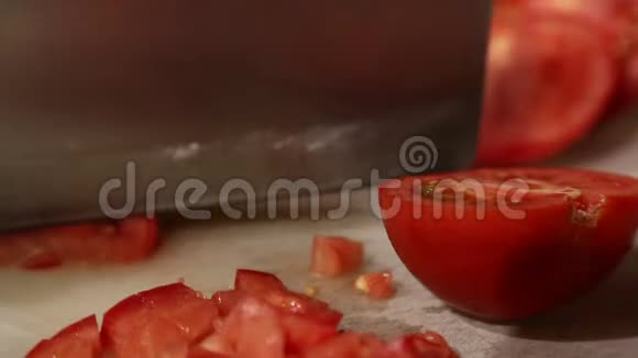 女人刀切番茄新鲜蔬菜烹饪工艺视频的预览图