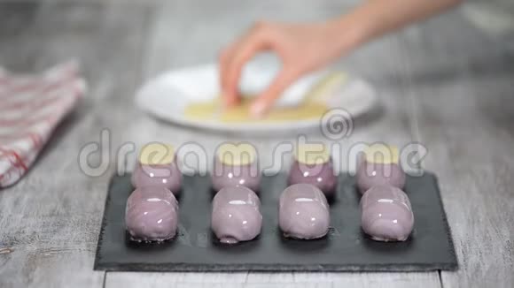 准备现代法国甜点摩丝与紫色镜面釉装饰法式摩丝蛋糕视频的预览图