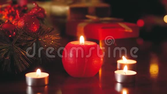 为圣诞前夜装饰的木桌上燃烧蜡烛的特写镜头完美的背景或背景视频的预览图