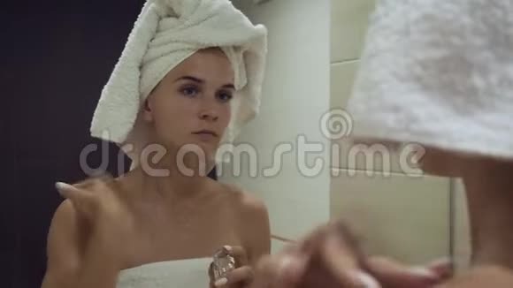 少妇在晨间淋浴后涂抹粉底霜视频的预览图