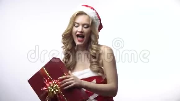 温柔的雪少女拿着红色的礼物视频的预览图
