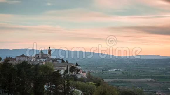 日落时美丽的特雷维村的时间流逝意大利的翁布里亚视频的预览图