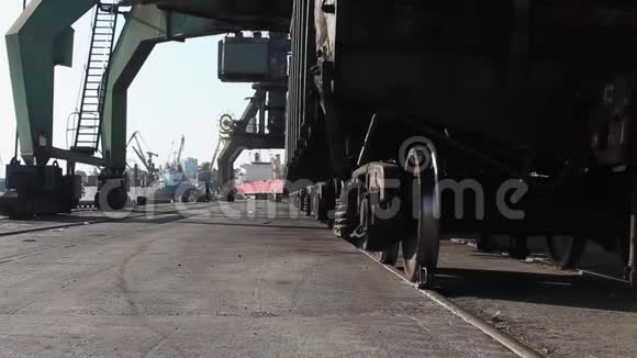 货车在起重机的作用下等待在海港装货视频的预览图