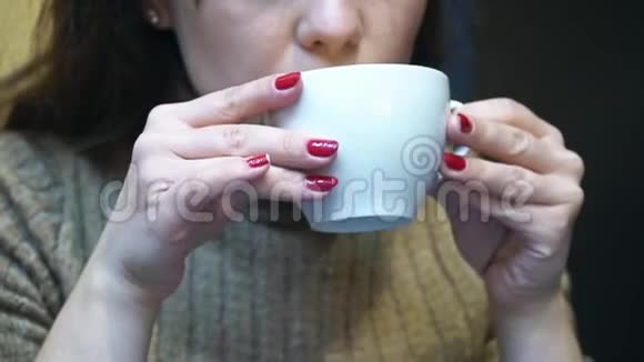 年轻女子在餐厅喝热咖啡视频的预览图