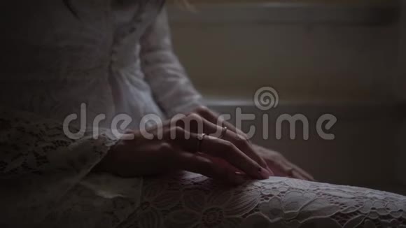 一个穿着白色外套的女孩坐在楼梯上手上拿着订婚戒指视频的预览图