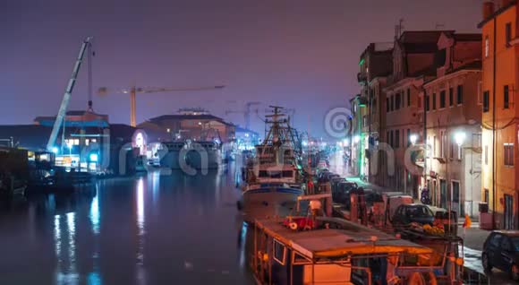 Chioggia渔船港口的夜间时间视频的预览图