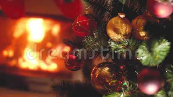特写彩色圣诞树枝的画面上面有树枝和灯光可以抵挡燃烧的火焰视频的预览图