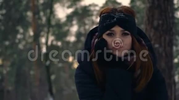 一个有趣的红色姜发女孩在一个雪地公园的特写肖像女孩放纵和调情与相机4K视频的预览图