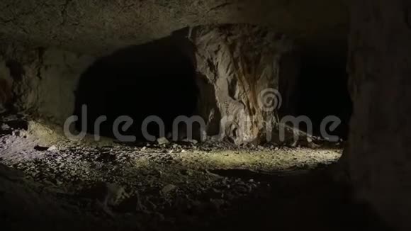 洞穴里有几辆四轮摩托车开着灯四处走动视频的预览图