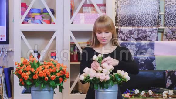 花店中的女性花艺师视频的预览图