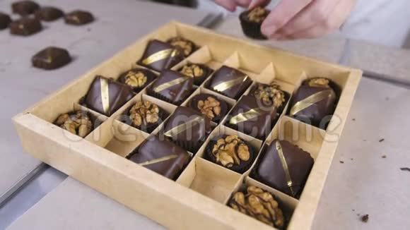 贝克手把手工巧克力糖果放进一个漂亮的盒子里赠送一盒巧克力糖果视频的预览图