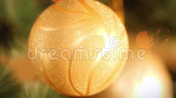 圣诞树枝上挂着闪光的美丽金球4k视频视频的预览图