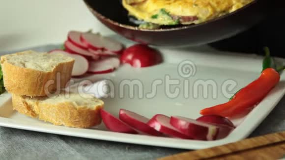 家庭烹饪煎蛋卷食谱煎蛋卷盘视频的预览图
