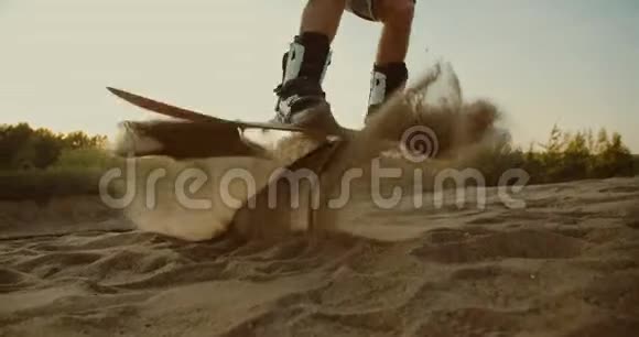 他在沙漠中的沙板上跳了180英里视频的预览图