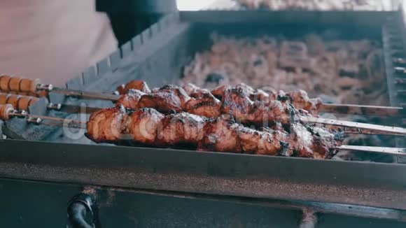 在一家街头餐馆特写肉用煤烤视频的预览图