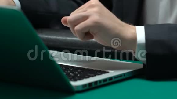 商人在笔记本电脑前清点美元钞票网上信贷贷款视频的预览图