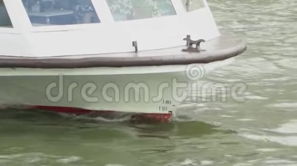 船在水中航行特写镜头显示了船的正面视频的预览图