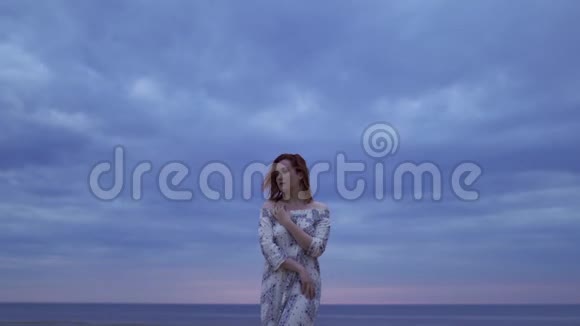 电影背景年轻女子穿着白色连衣裙站在前台享受大自然的天空太棒了视频的预览图