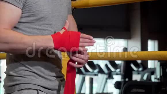 一名男拳击手在拳击前用绷带视频的预览图
