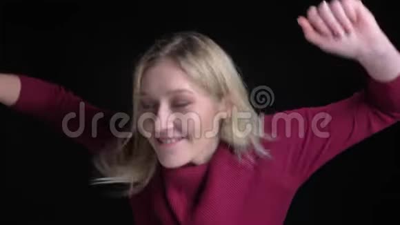 年轻漂亮的白种人女性在镜头前兴奋地跳起快乐舞的特写镜头视频的预览图