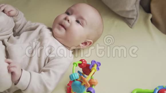 合上床上的宝宝对着镜头微笑儿童概念视频的预览图