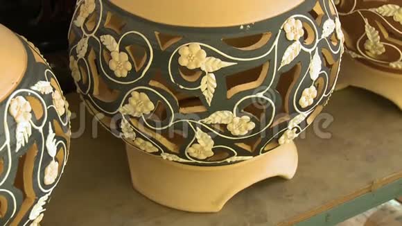 装饰粘土容器佩拉克陶器马来西亚视频的预览图