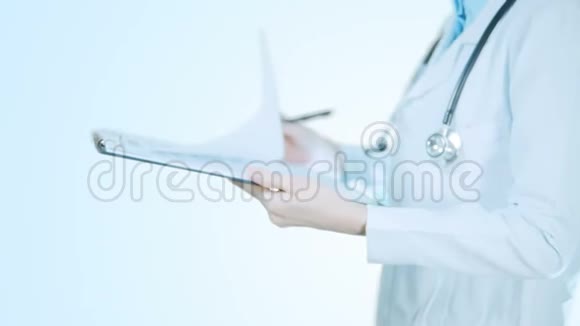 医生阅读病人白色背景的病史视频的预览图