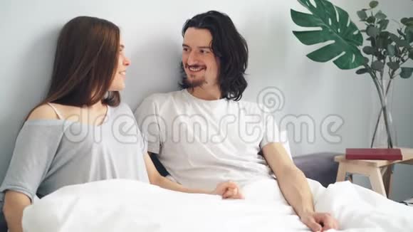 怀孕女孩给男人做怀孕测试夫妻在家里在床上接吻视频的预览图