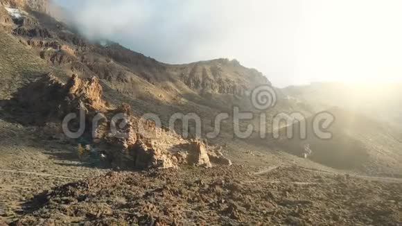 西班牙加那利群岛特内里费特尔德火山口的空中景观在火山沙漠上空飞行视频的预览图
