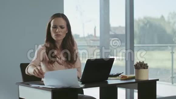 商业女性在笔记本电脑上工作扰乱女士检查文件视频的预览图