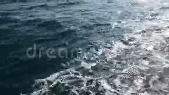 海上大型游轮的唤醒快艇在蓝色的海洋上泼水破浪前行豪华游艇巡航克鲁伊斯视频的预览图