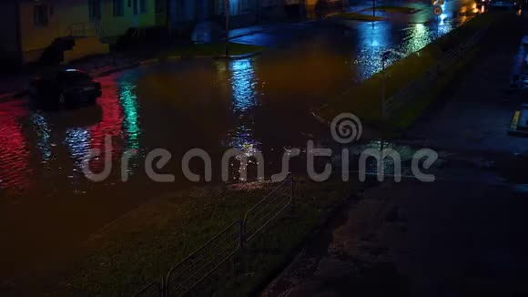 大雨过后夜间淹没了单向城市道路视频的预览图