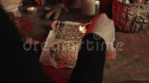 神秘仪式中女巫在五角星上滴蜡的局部观察视频的预览图