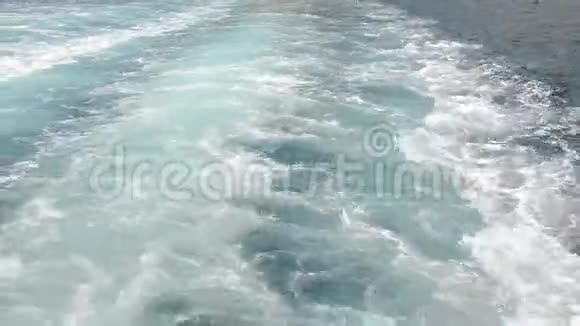 海上大型游轮的唤醒快艇在蓝色的海洋上泼水破浪前行豪华游艇巡航克鲁伊斯视频的预览图