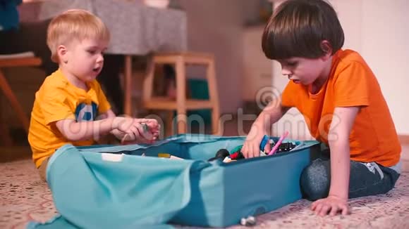 两个孩子在地板上玩构造函数视频的预览图