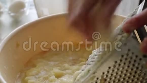 烤土豆做煎饼视频的预览图