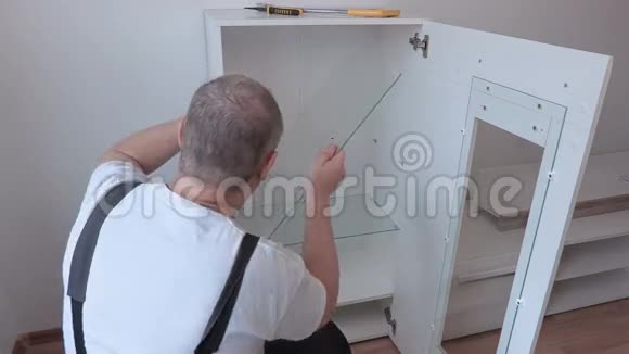 男人把架子放在家具里视频的预览图
