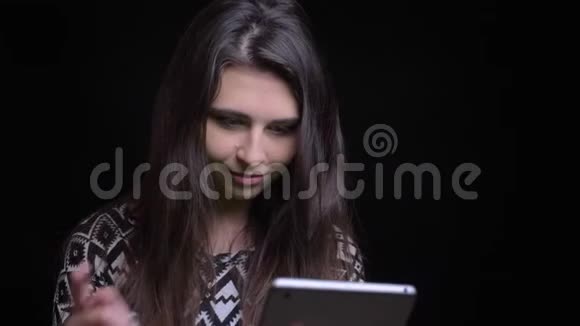 用平板电脑为年轻迷人的白种人女性拍摄特写镜头并用绿色屏幕拍摄笑声视频的预览图