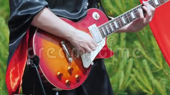 一个穿着哥特式黑色衣服的音乐家弹电吉他视频的预览图