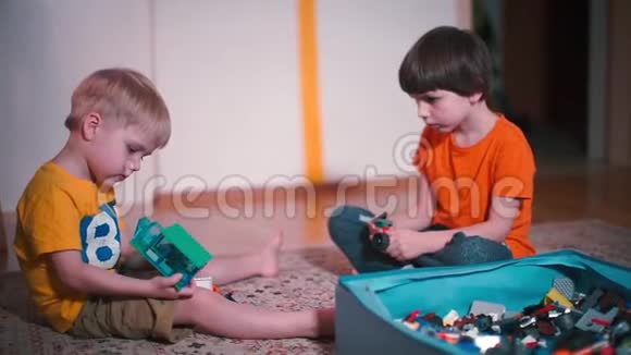 两个孩子在玩建造师视频的预览图
