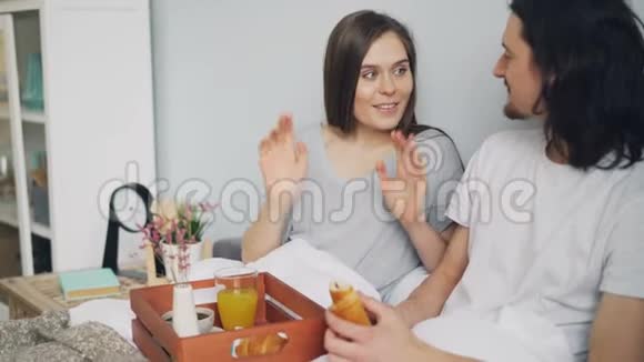 男人和女人在家中的浪漫早餐中谈笑风生视频的预览图