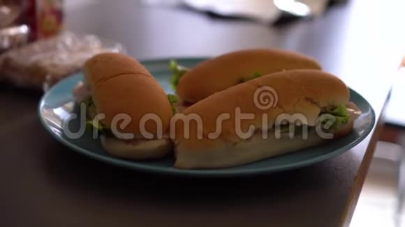 新鲜的三明治放在灰色桌子上的一个水蓝色盘子里视频的预览图