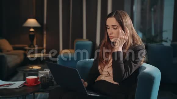 疲惫的女人在酒店休息室工作笔记本电脑精疲力竭的女商人视频的预览图