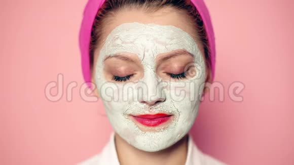 化妆程序脸上戴化妆面具的女人拿着苹果天然成分健康和水疗理念水果视频的预览图