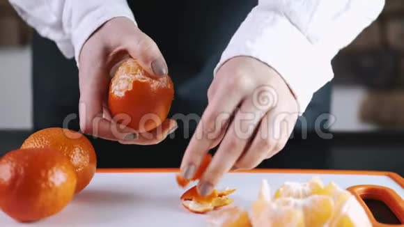 橘子正在砧板上削皮视频的预览图