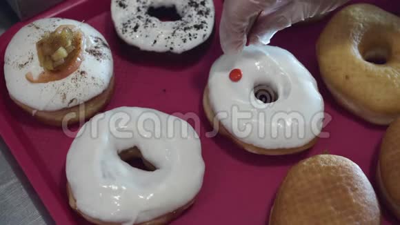 烤甜甜圈是用糖果装饰的视频的预览图