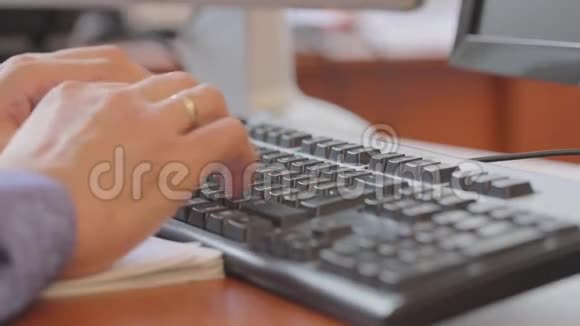 男人在编程男人在电脑上工作男人在键盘上特写视频的预览图