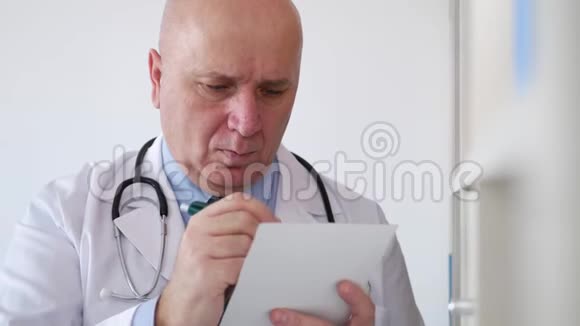 医生在医院的工作做笔记填写医疗文件视频的预览图