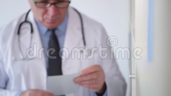 医生在医疗柜工作从柜子的抽屉里拿文件视频的预览图